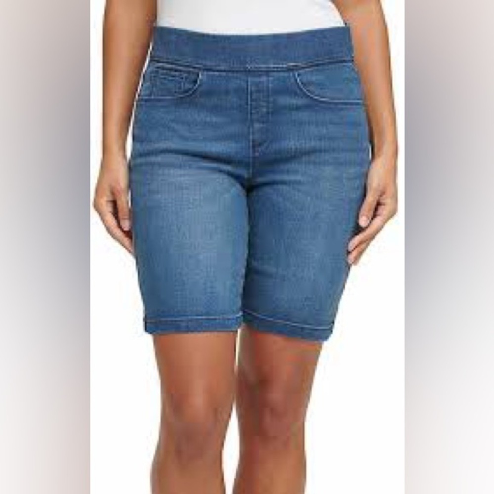 NWT Gloria Vanderbilt Stretch Pull on Bermuda shorts 10 Blue Jean